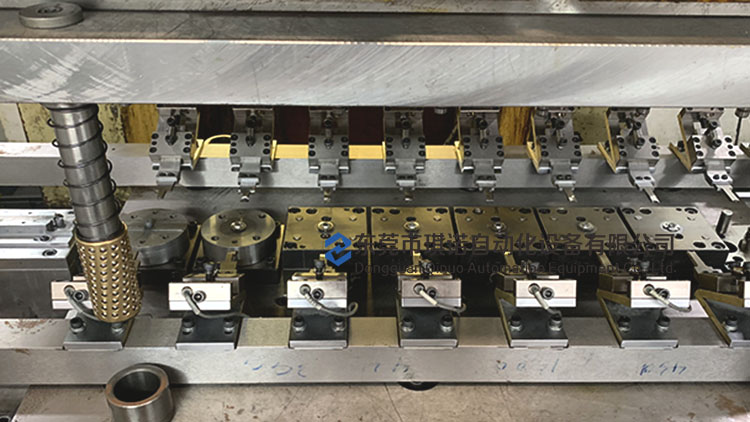 連續(xù)模內(nèi)沖壓機(jī)械手 連續(xù)模內(nèi)沖壓機(jī)械手